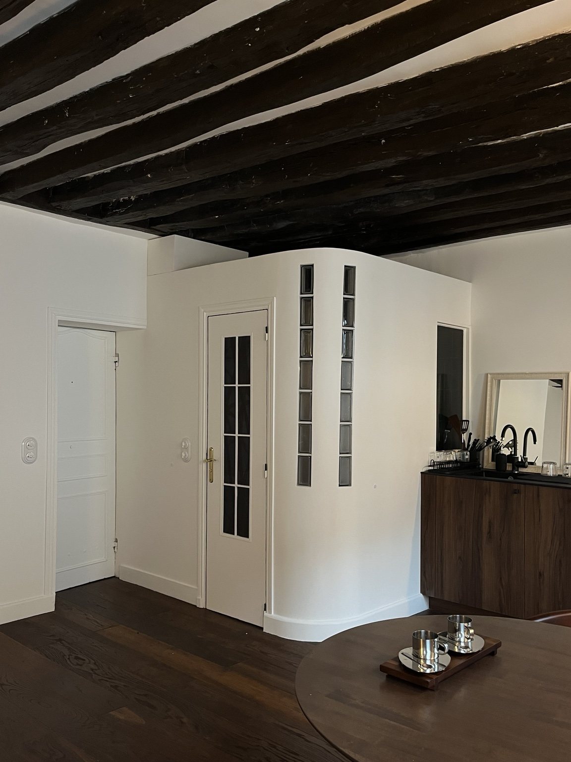 L'entrée et le mur courbe en briques de verre